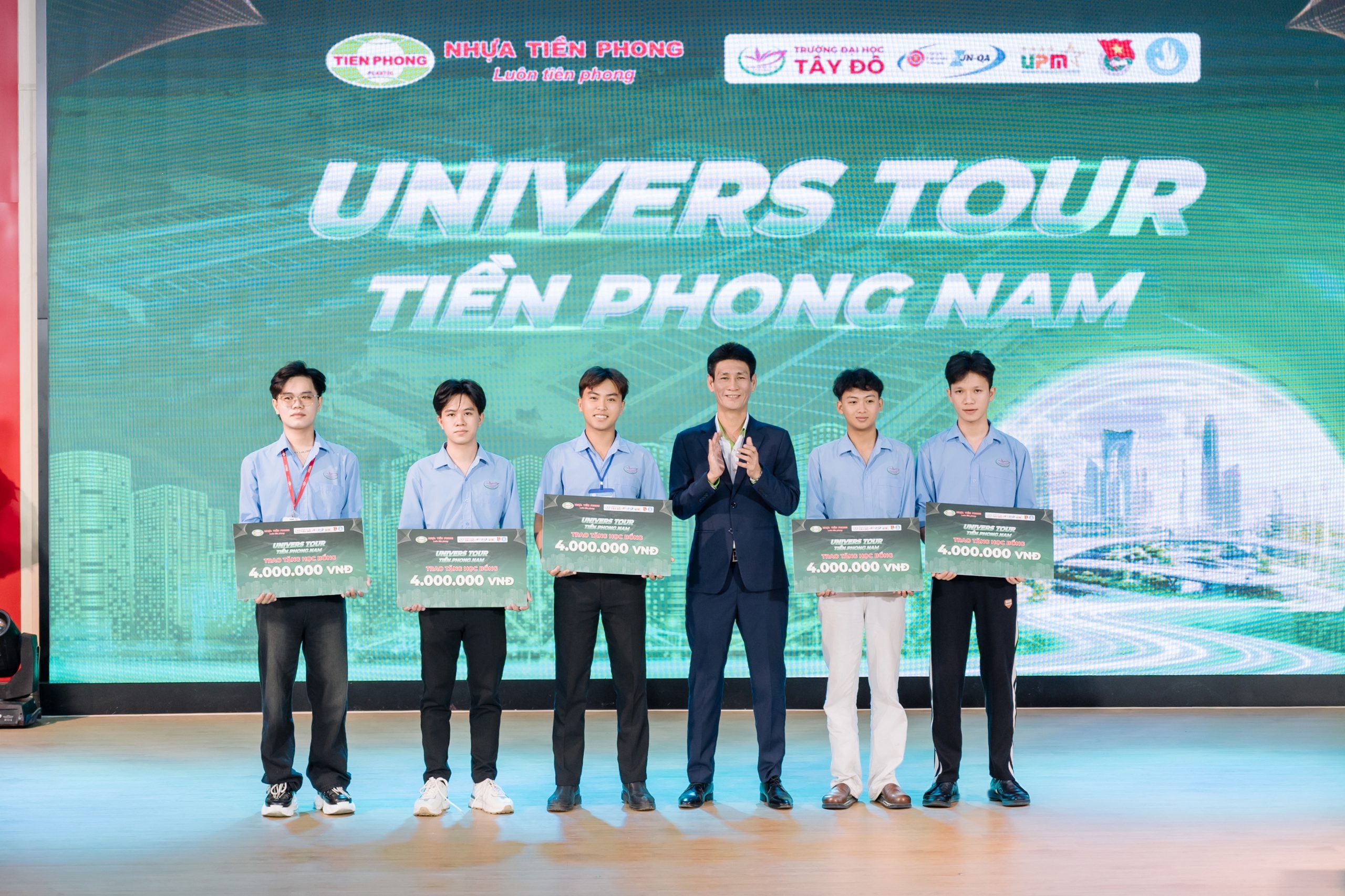 Ông Giáp Văn Lợi - Trưởng phòng Phát triển thị trường Công ty Cổ phần Nhựa Thiếu niên Tiền Phong phía Nam trực tiếp trao học bổng và gửi lời chúc mừng đến các sinh viên tiêu biểu Khoa Kỹ thuật - Công nghệ.
