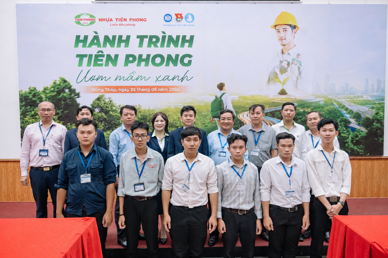 Lãnh đạo Tiền Phong Nam cùng 6 sinh viên tham gia chương trình "Hành trình Tiên Phong - Ươm Mầm Xanh" tại Gala trao học bổng ở Trường Đại học Tiền Giang.