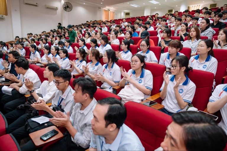 Gala "Hành trình Tiên Phong - Ươm Mầm Xanh" diễn ra tại Trường Đại học Tiền Giang với sự tham dự của lãnh đạo Tiền Phong Nam, đại diện nhà trường và đông đảo sinh viên. 