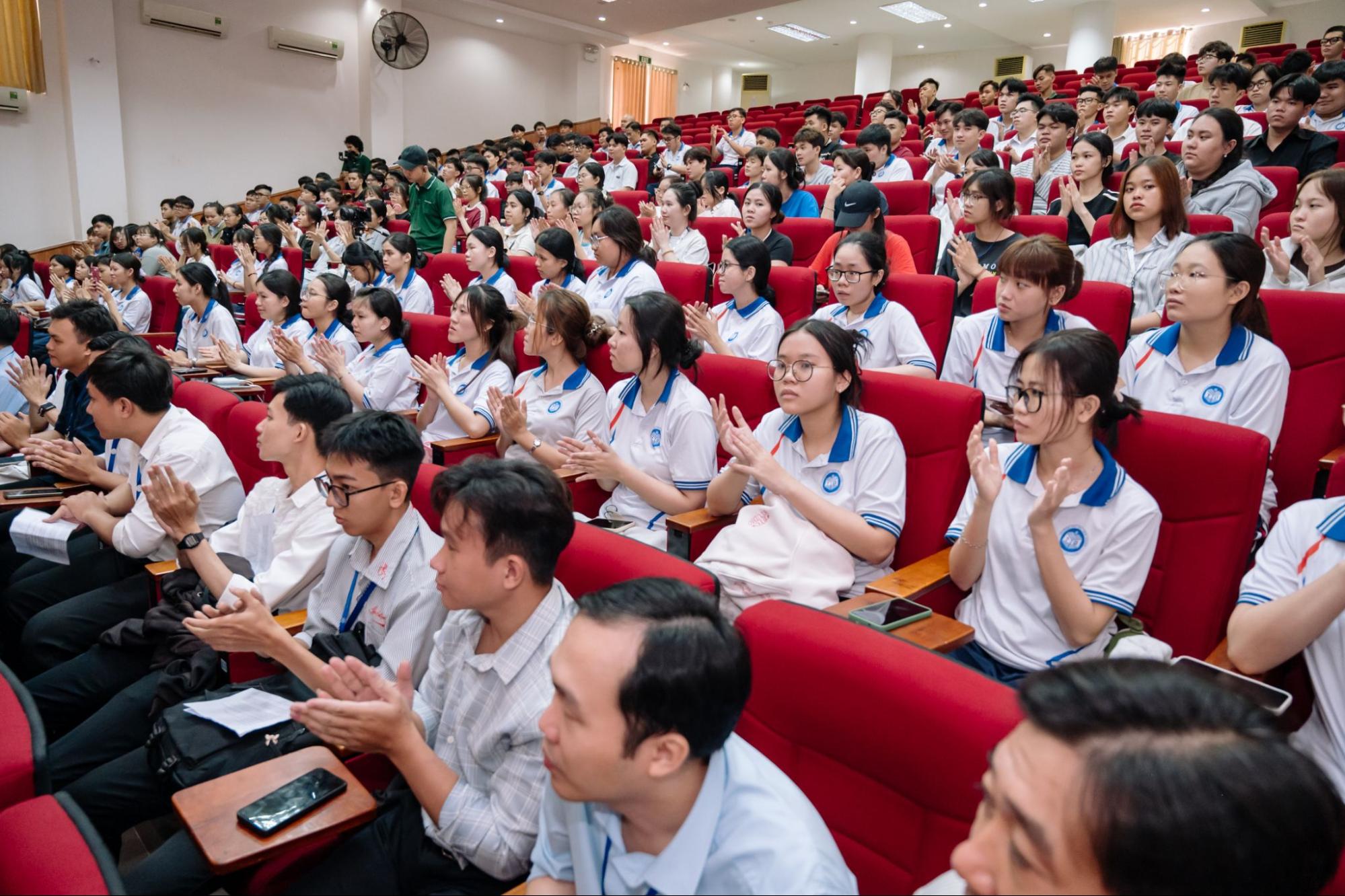 Gala "Hành trình Tiên Phong - Ươm Mầm Xanh" diễn ra tại Trường Đại học Tiền Giang với sự tham dự của lãnh đạo Tiền Phong Nam, đại diện nhà trường và đông đảo sinh viên. 