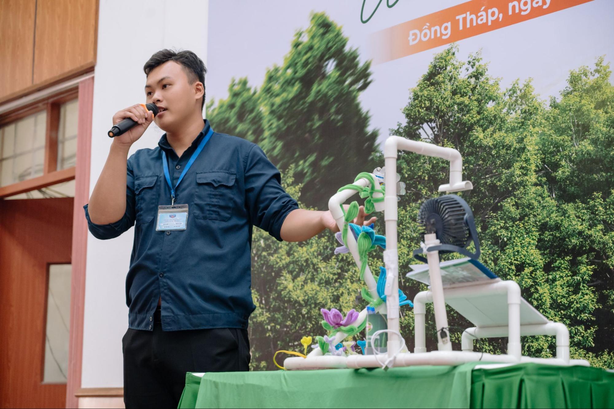 Các sinh viên thuyết trình và giới thiệu các sản phẩm sáng tạo tại Gala.
