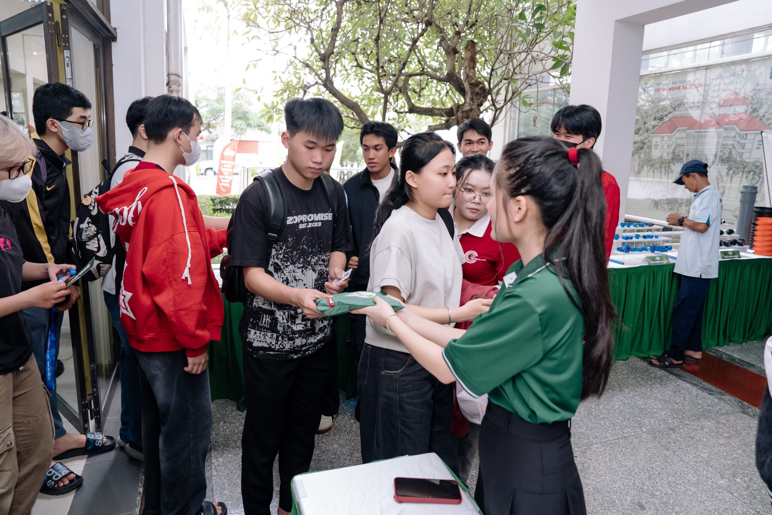 Những phần quà lưu niệm được trao tận tay sinh viên như lời cảm ơn vì đã đồng hành cùng chương trình.