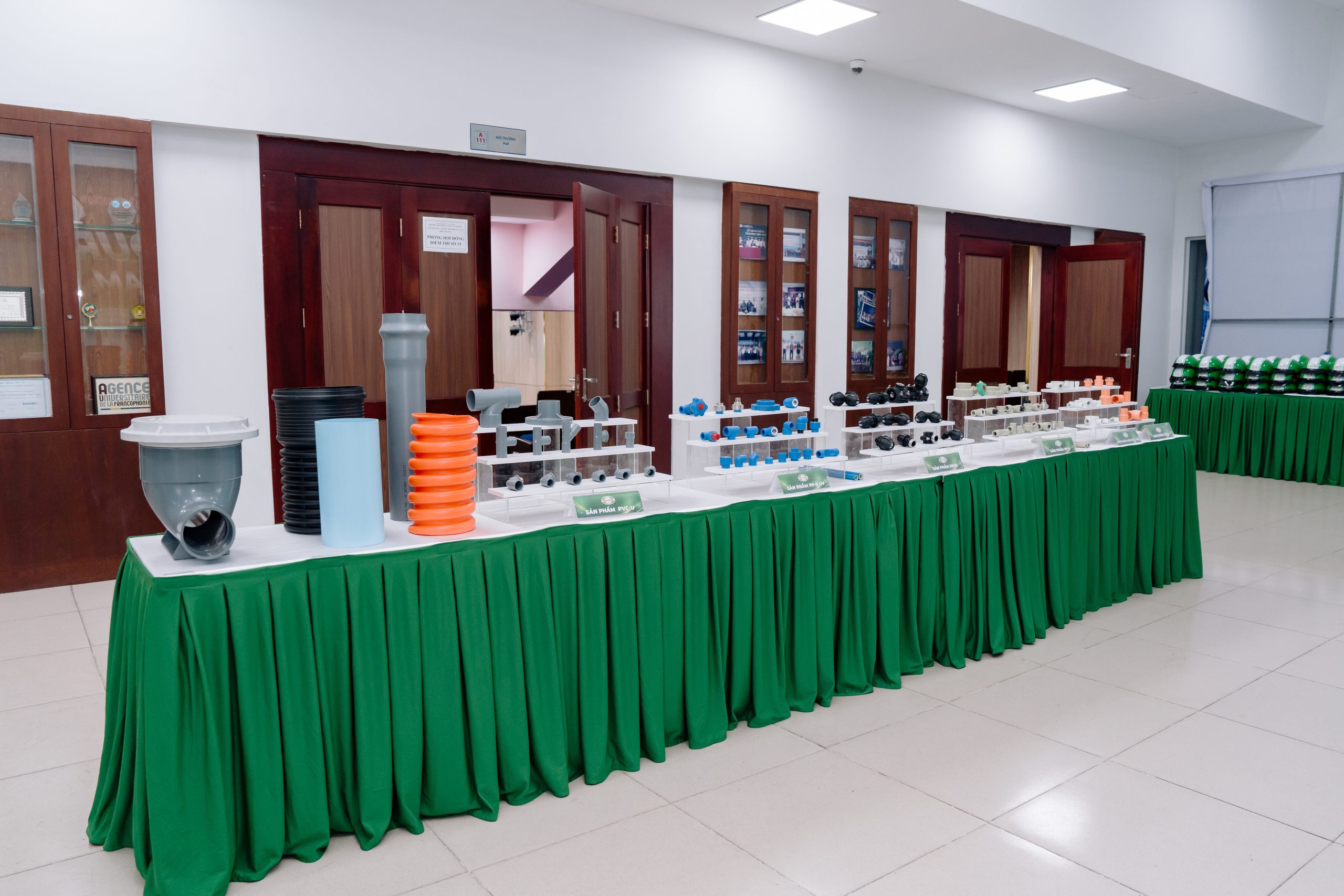 Khu vực trưng bày sản phẩm mang đến cho sinh viên cơ hội tìm hiểu về Tiền Phong Nam và các giải pháp phát triển bền vững