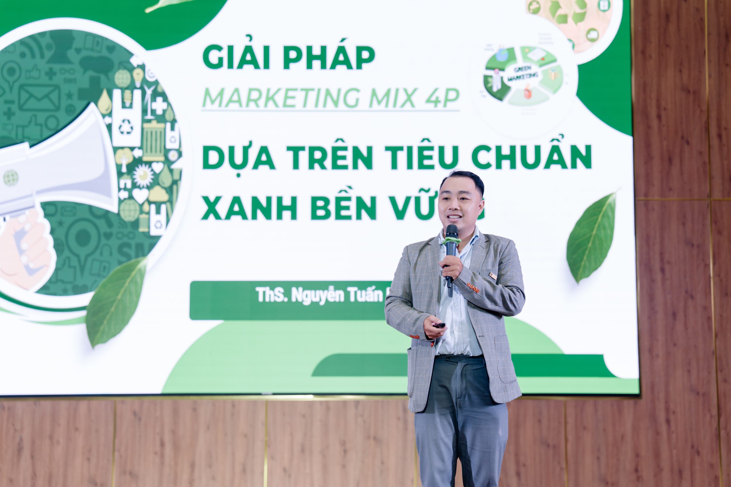ThS. Nguyễn Tuấn Khoa - Giám đốc Công ty Cổ phần Nhất Tâm Agency trình bày nội dung workshop chuyên môn tại chương trình.