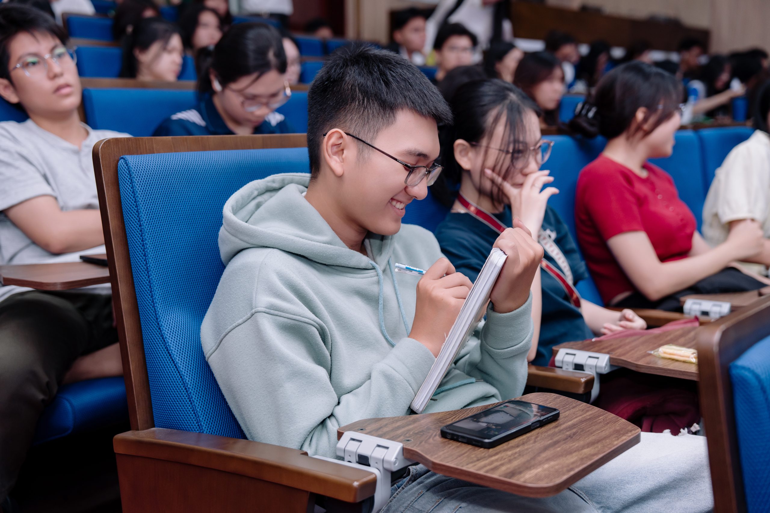 Sinh viên UEL hào hứng lắng nghe những góc nhìn thực tiễn về Marketing Mix 4P và phát triển bền vững.