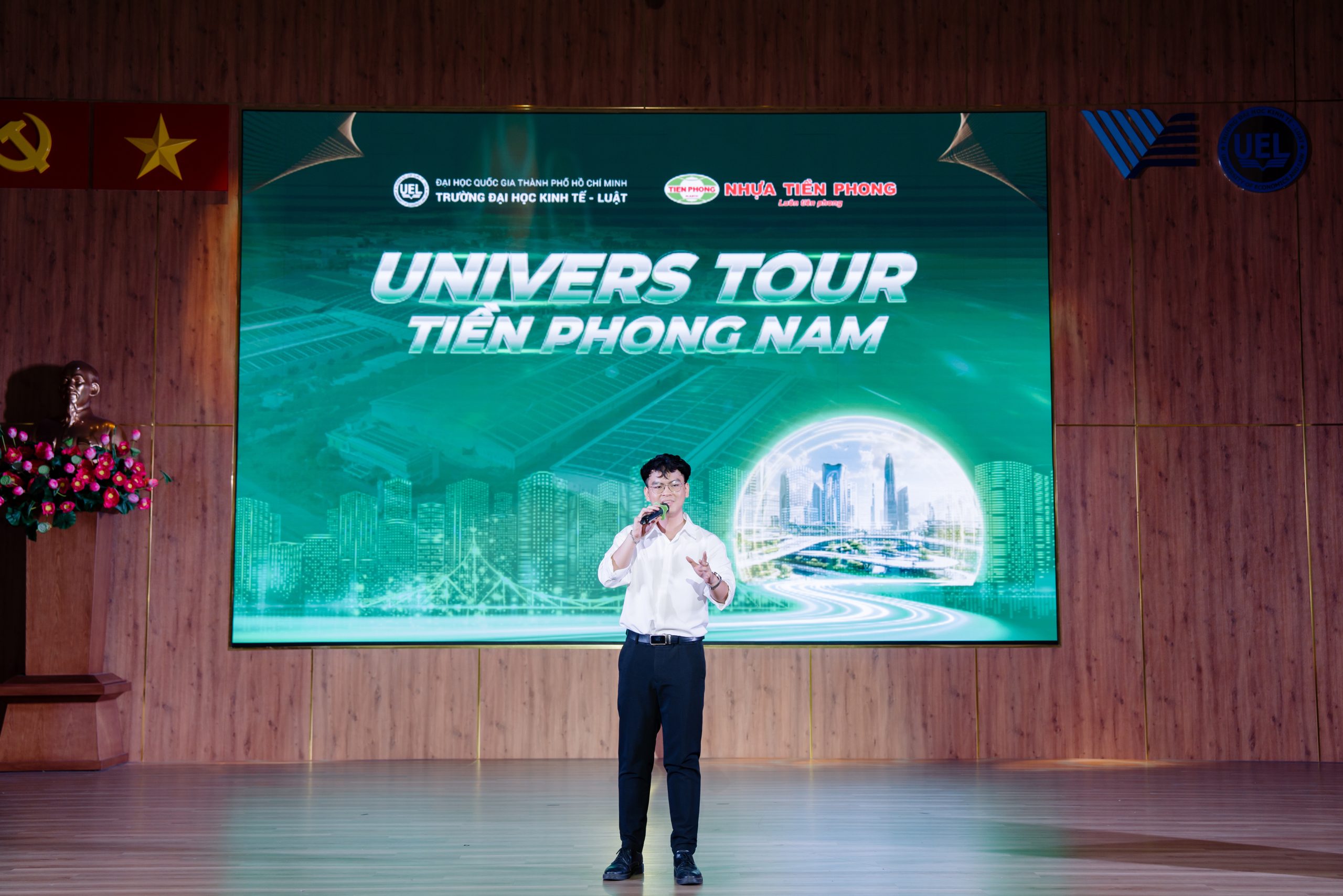 Tiết mục văn nghệ chào mừng mở màn chương trình, tạo nên bầu không khí trẻ trung và sôi động tại hội trường.