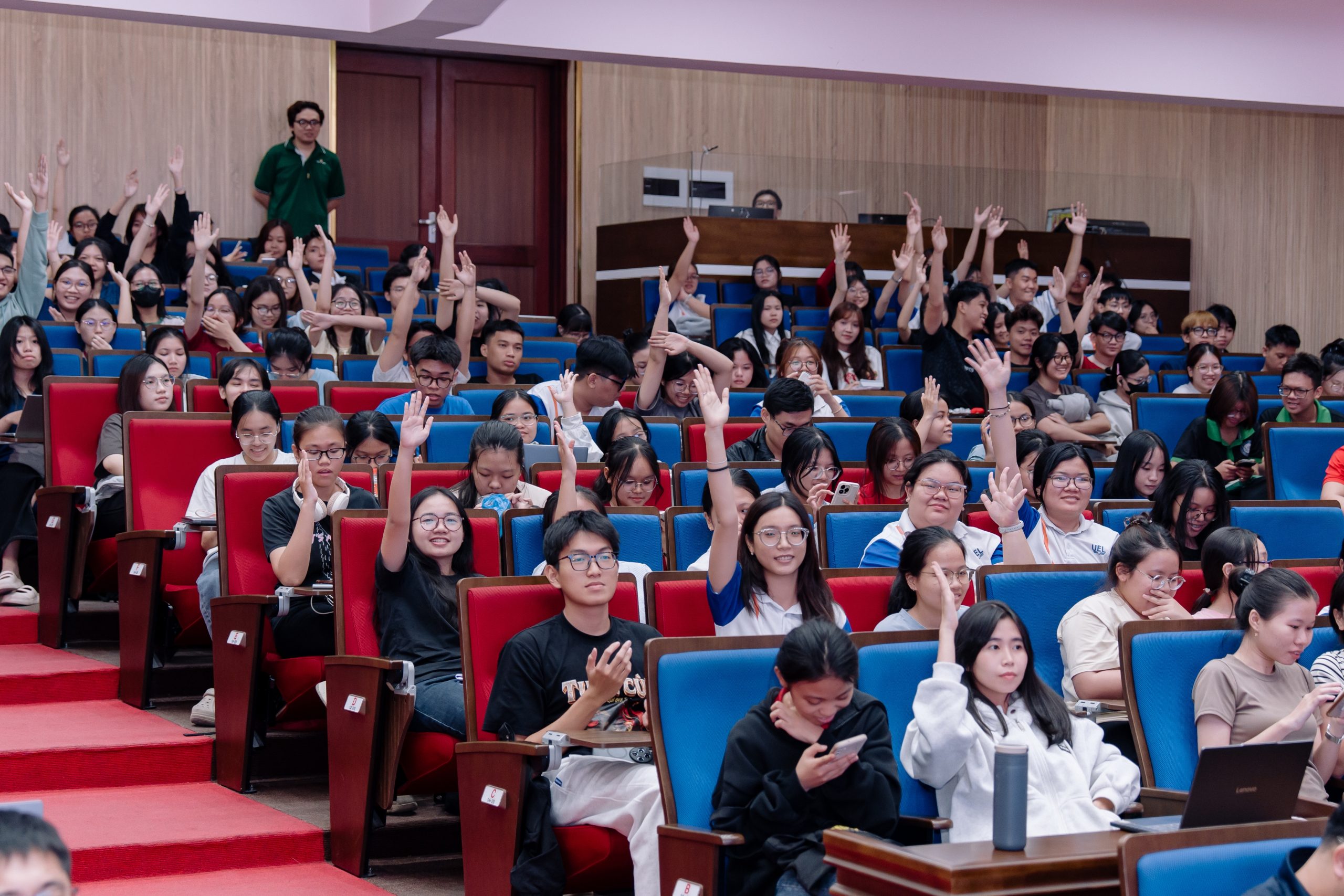 Sinh viên UEL hào hứng tham gia trả lời các câu hỏi trong phần minigame tương tác.
