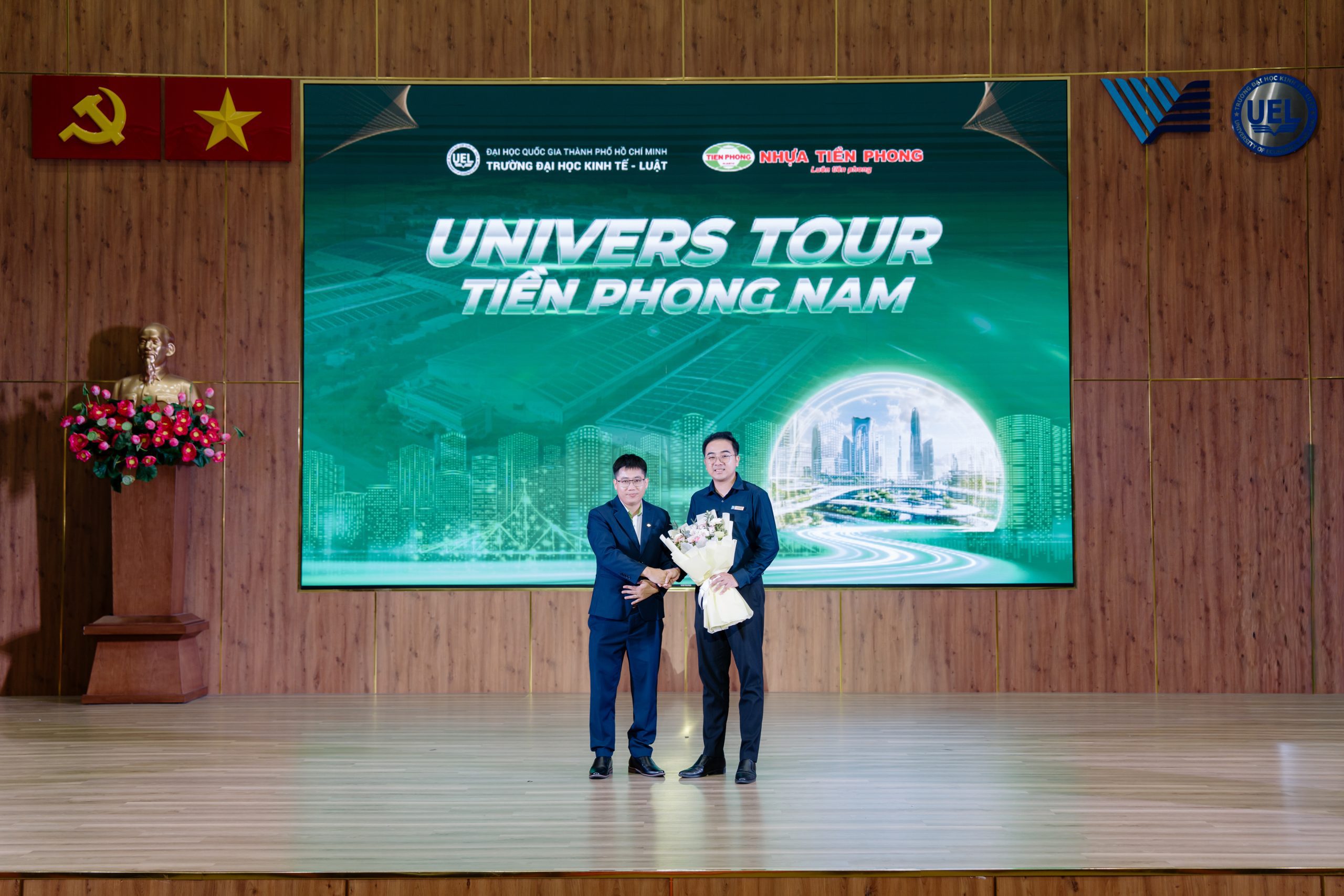 Khoảnh khắc trao hoa lưu niệm ghi dấu sự hợp tác giữa Trường Đại học Kinh tế - Luật và Tiền Phong Nam tại chương trình Univers Tour.