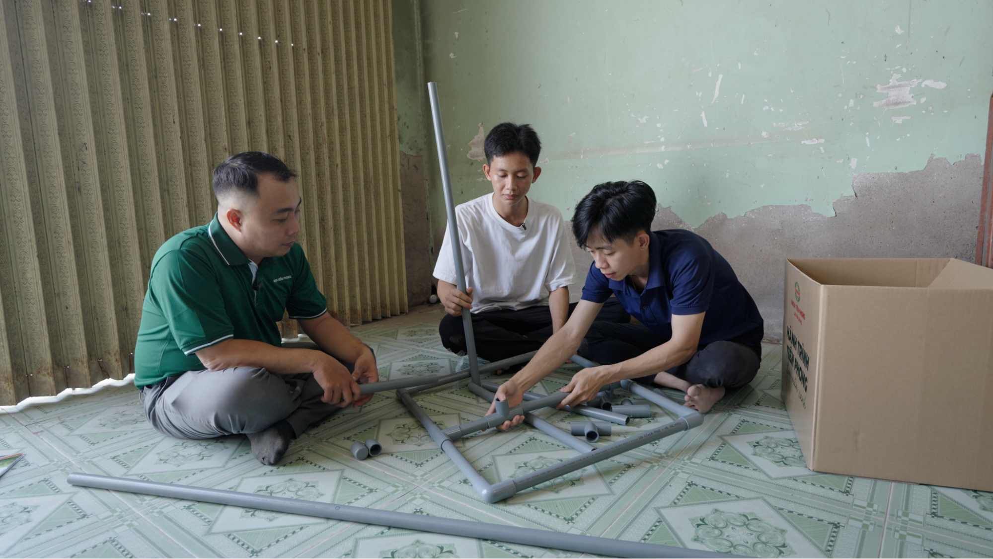 Hai sinh viên cùng người thân sáng tạo sản phẩm “Giá đỡ hành trình” từ ống và phụ kiện Nhựa Tiền Phong.