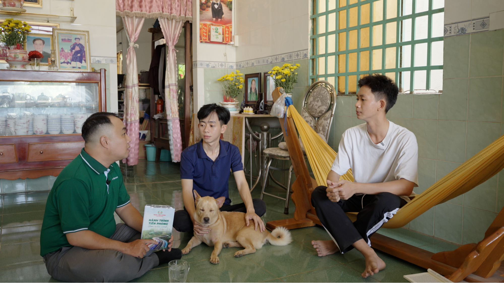 Lê Chí Khang nỗ lực học tập với mong muốn một ngày có thể san sẻ gánh nặng cùng người anh.