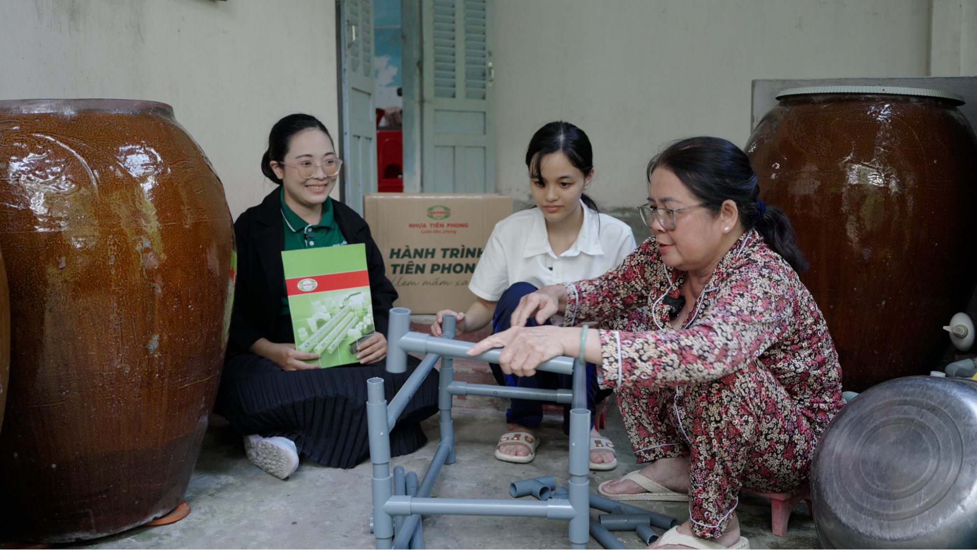 Thử thách “Kệ đa năng” tạo cơ hội hai sinh viên phát huy khả năng sáng tạo và cùng người thân hoàn thiện sản phẩm.