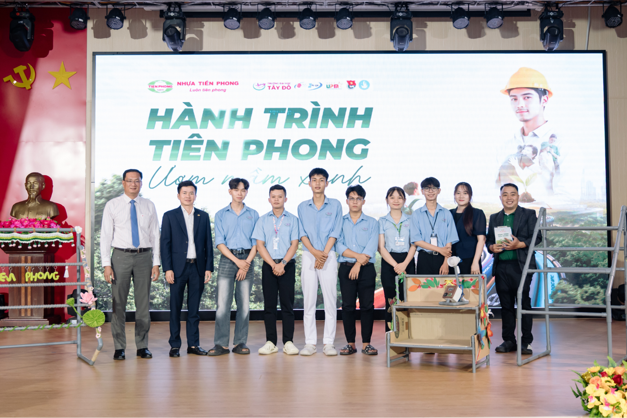 Đại diện Tiền Phong Nam cùng 6 sinh viên Trường Đại học Tây Đô tại Gala trao học bổng.
