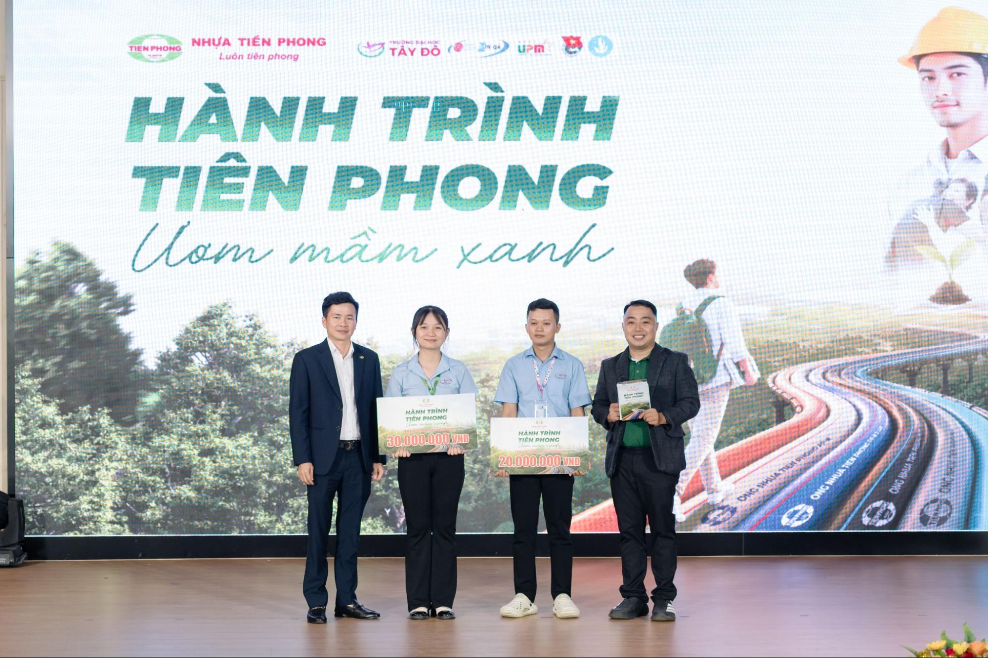 Sau phần đánh giá và bình chọn, Tiền Phong Nam đã trao tổng cộng 150 triệu đồng học bổng cho 6 sinh viên Trường Đại học Tây Đô.