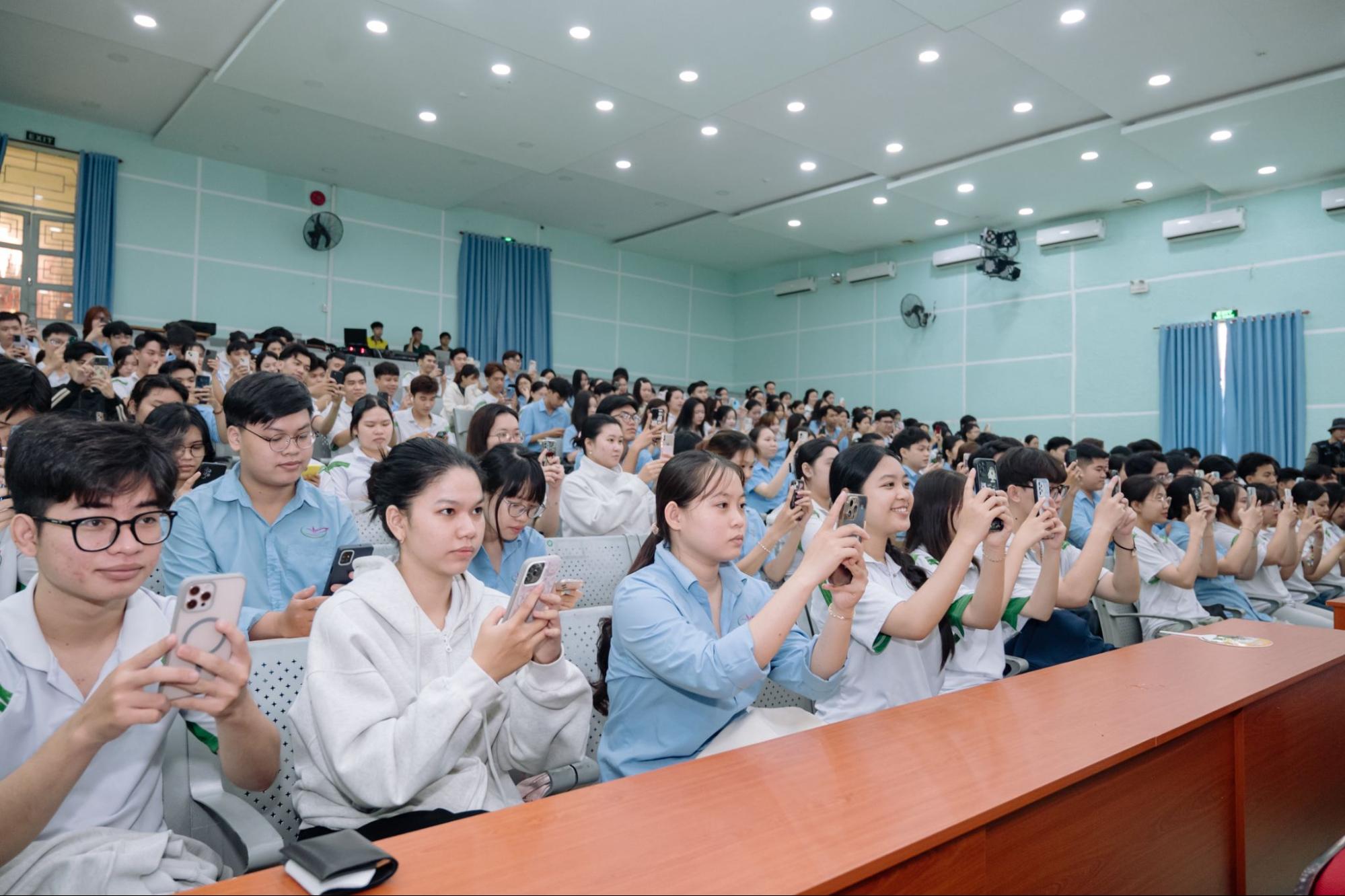 Hàng trăm sinh viên Trường Đại học Tây Đô tham gia bình chọn cho các sản phẩm tại Gala 
