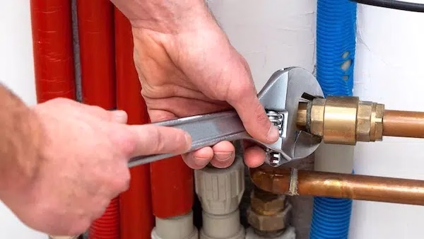 Tháo mối nối khi chưa khóa nước