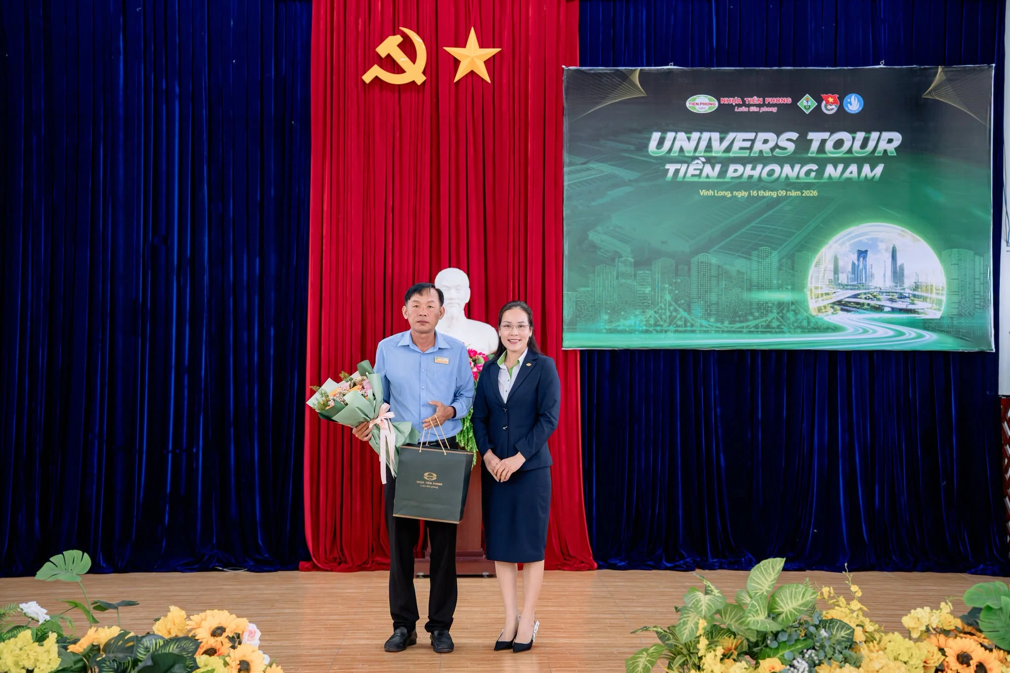 Đại diện Tiền Phong Nam và Nhà trường và trao tặng hoa, quà lưu niệm nhân cột mốc hợp tác đầu tiên.