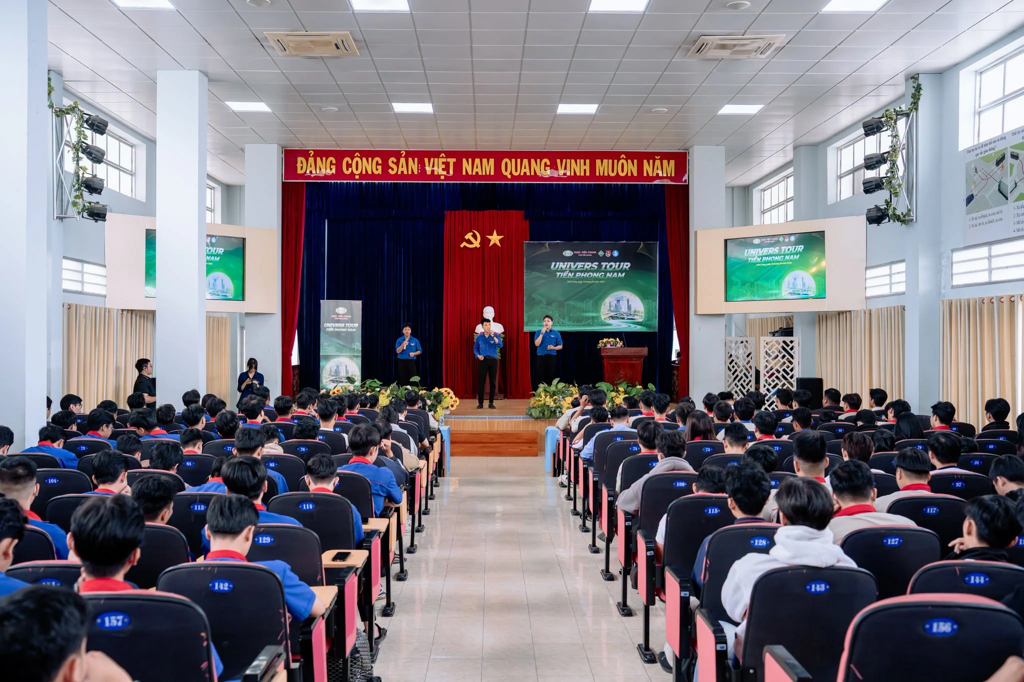 Tiết mục văn nghệ chào mừng đến từ sinh viên Đại học Công nghệ Kỹ thuật Vĩnh Long, mở đầu chương trình Univers Tour trong không khí sôi nổi và hào hứng.