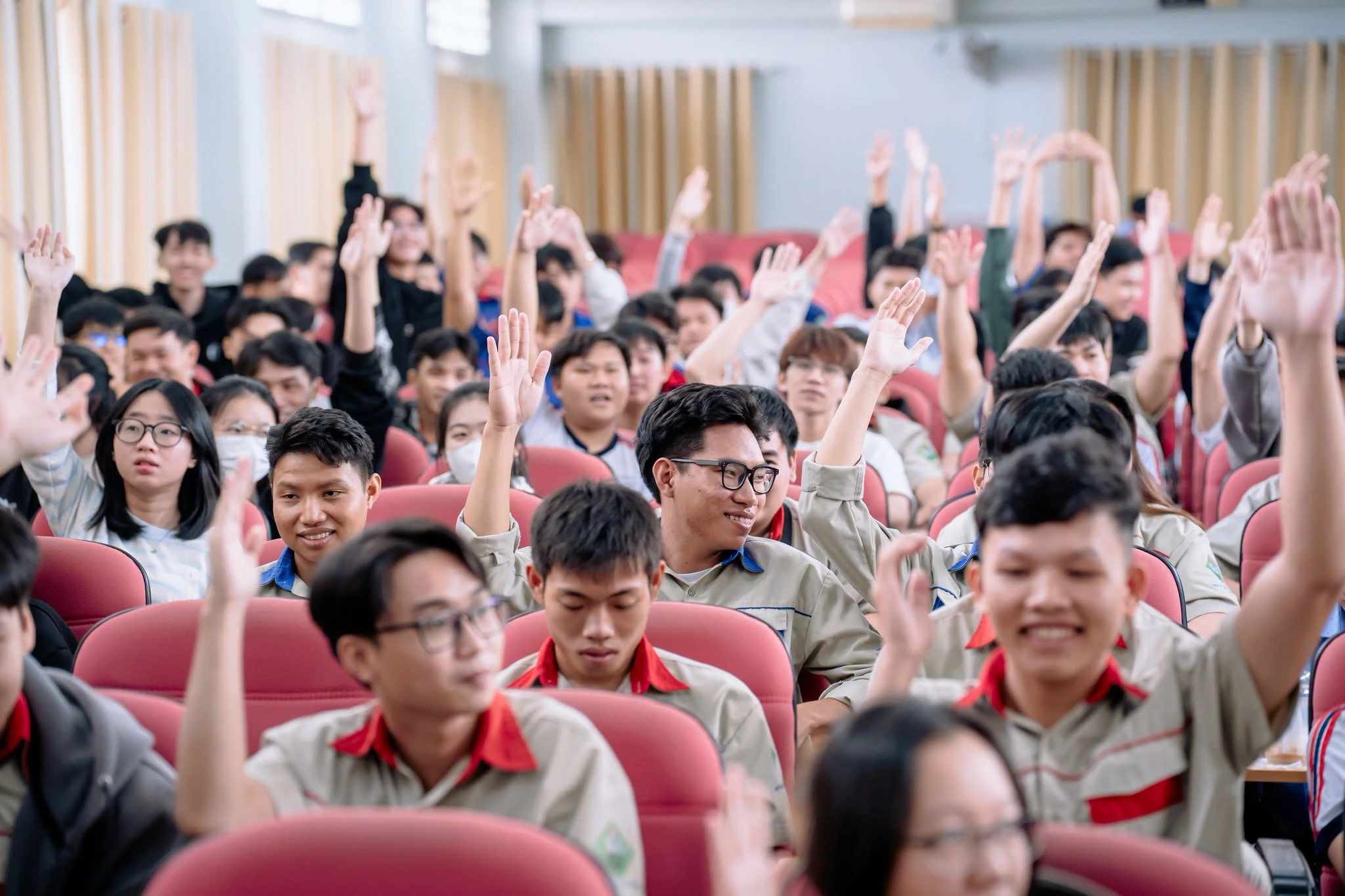 Sự hào hứng và chủ động của sinh viên góp phần tạo nên những khoảnh khắc đáng nhớ tại Univers Tour Đại học Công nghệ Kỹ thuật Vĩnh Long.