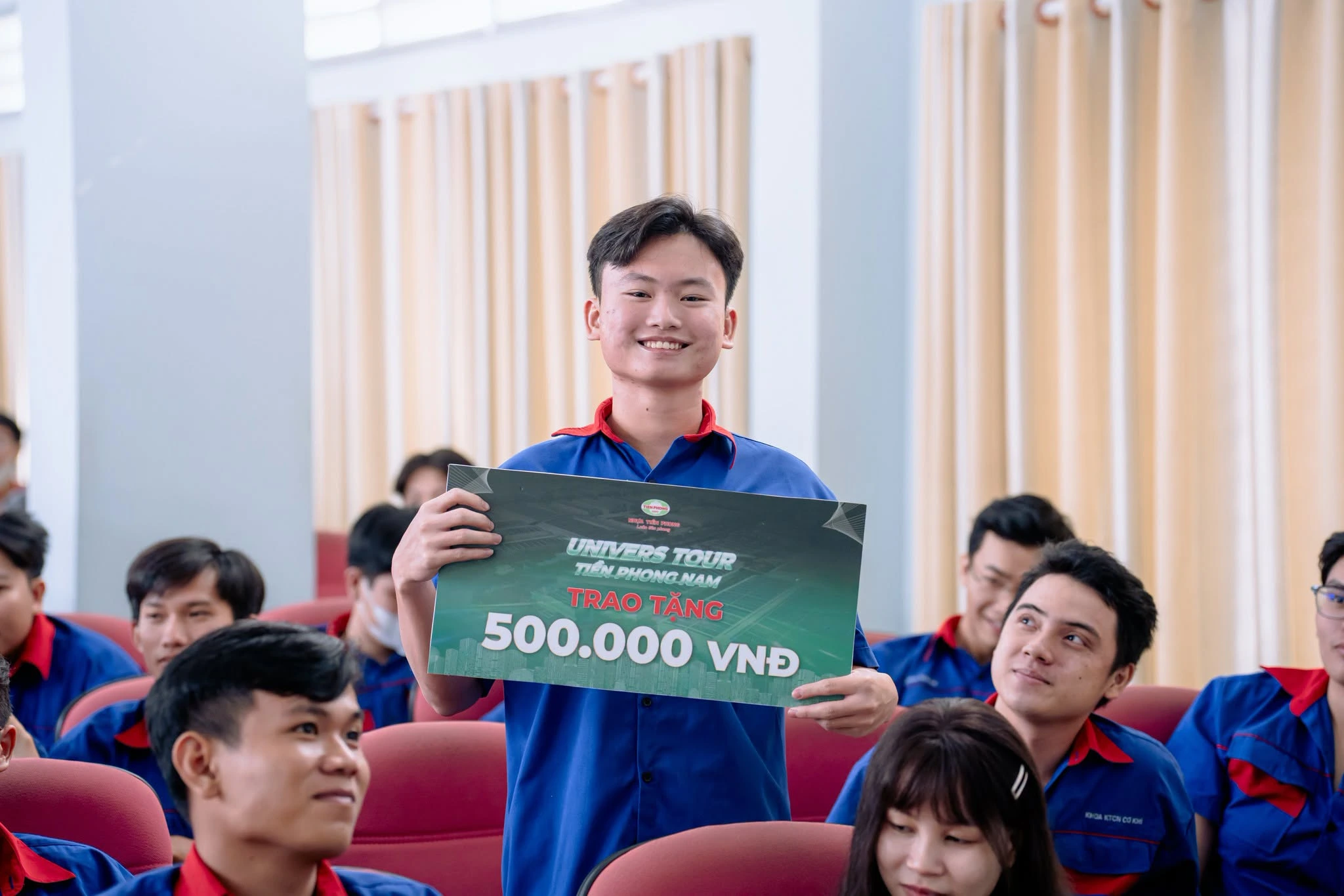 Sinh viên hào hứng tham gia Mini Game và nhận phần thưởng từ Ban Tổ chức.