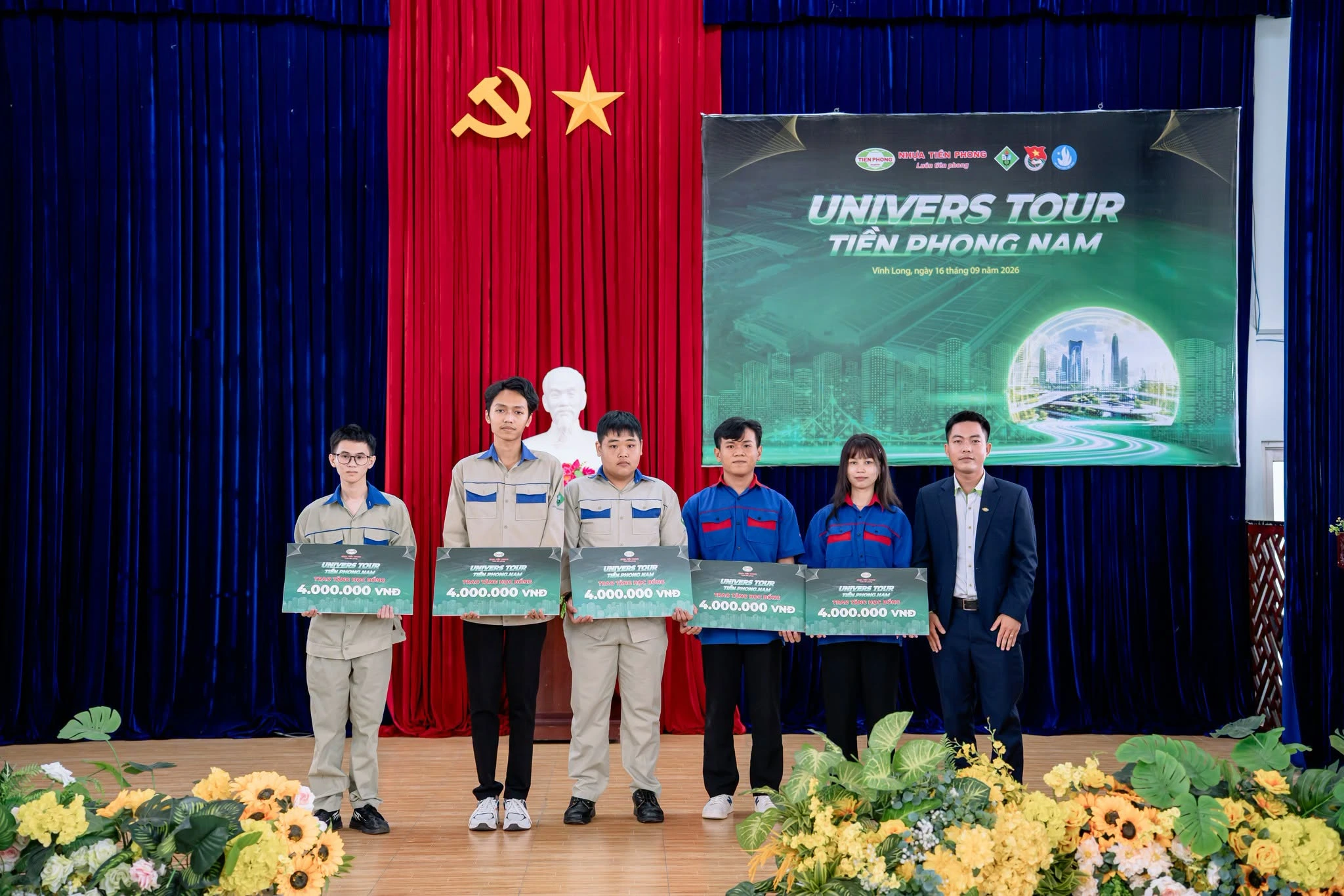 Tiền Phong Nam trao học bổng đến các sinh viên tiêu biểu của Đại học Công nghệ Kỹ thuật Vĩnh Long.