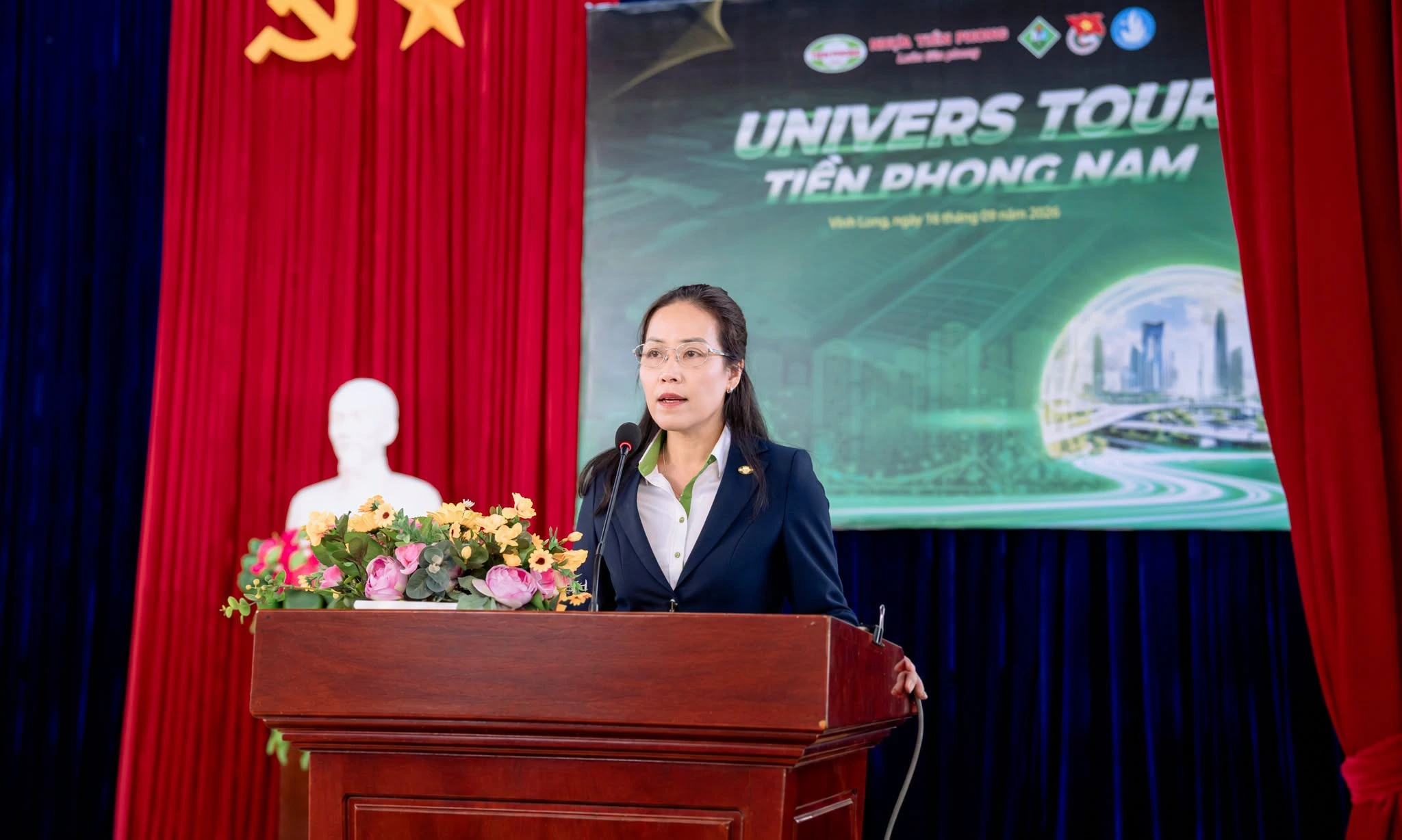 Bà Mai Thị Thanh Mai - Phó Giám đốc Kinh doanh Tiền Phong Nam chia sẻ cùng sinh viên Đại học Công nghệ Kỹ thuật Vĩnh Long.