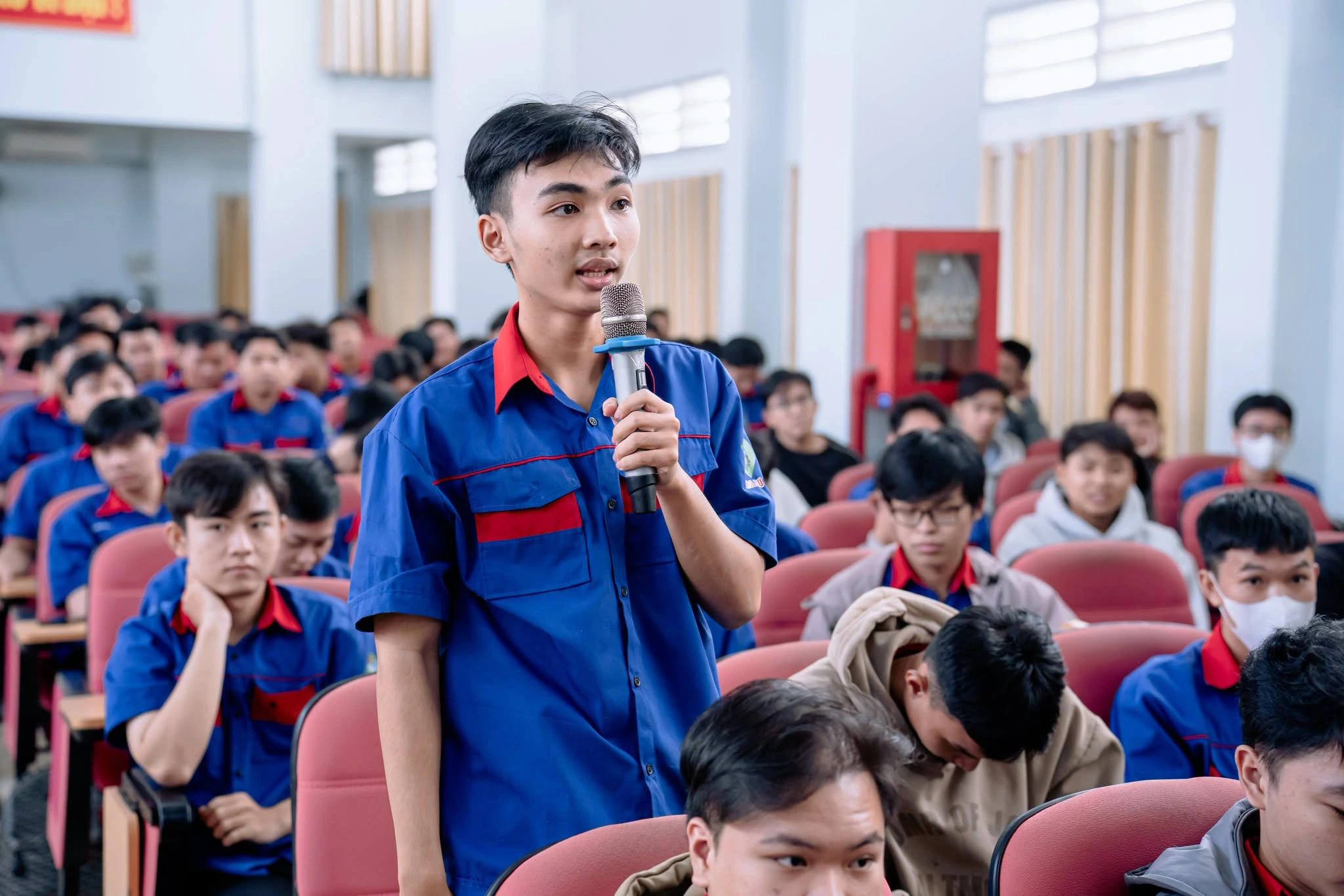 Sinh viên tích cực tham gia Mini Game, tự tin chia sẻ câu trả lời cho các câu hỏi xoay quanh nội dung workshop.