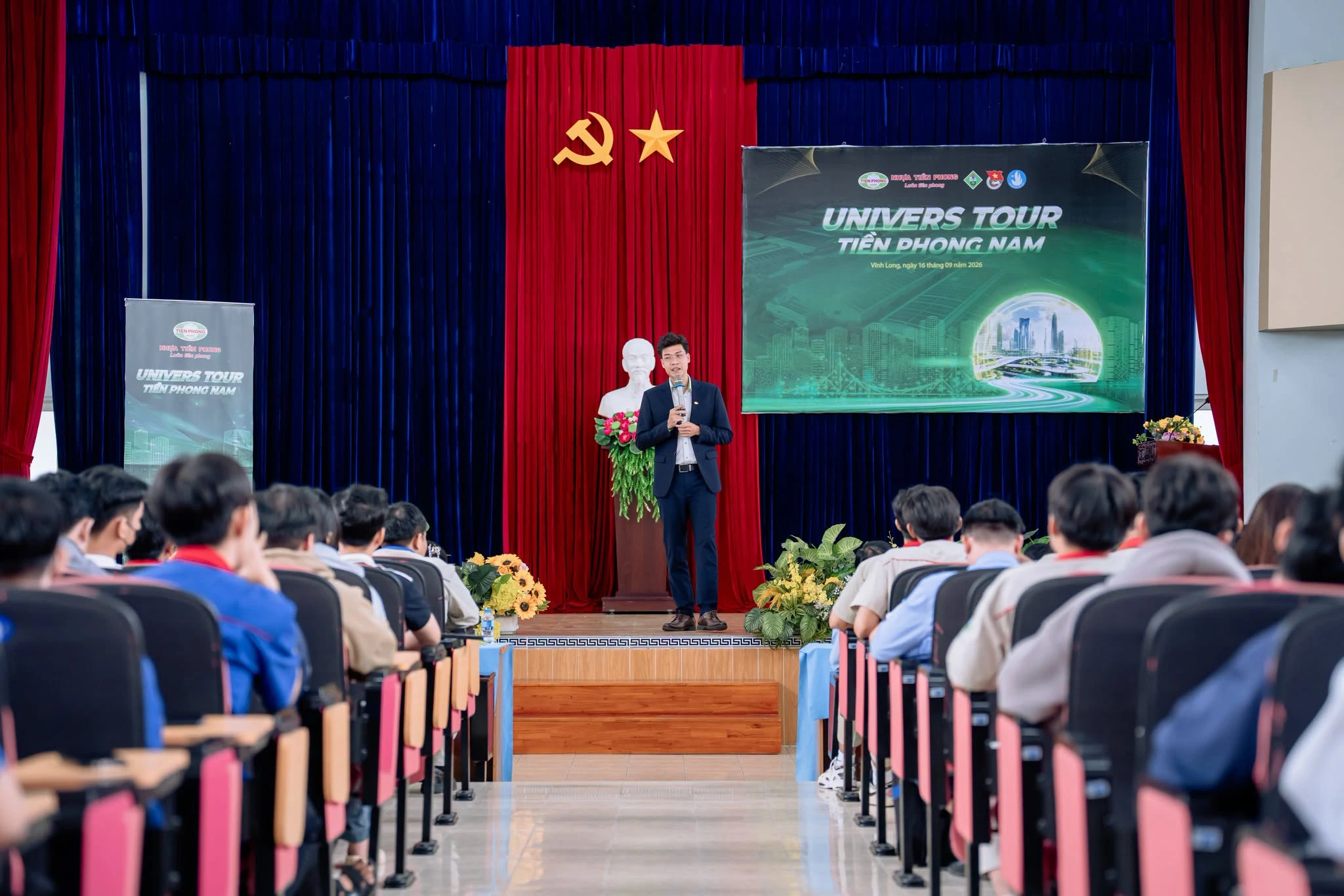 Sinh viên Đại học Công nghệ Kỹ thuật Vĩnh Long theo dõi workshop về công trình xanh và lựa chọn vật liệu.