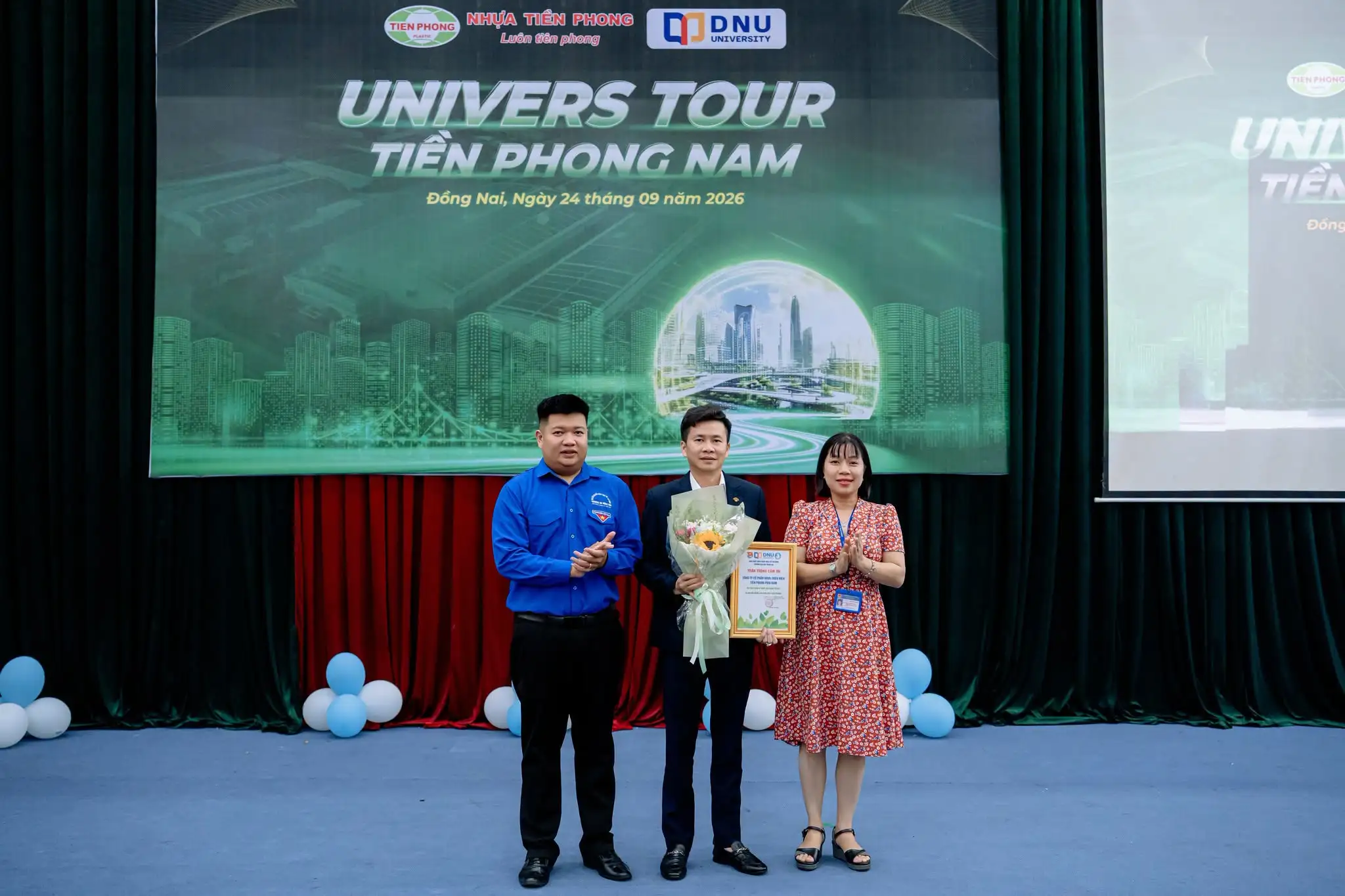 Đại diện Tiền Phong Nam và Trường Đại học Đồng Nai trao tặng hoa, quà lưu niệm, cùng ghi dấu những khoảnh khắc ý nghĩa tại chương trình Univers Tour.