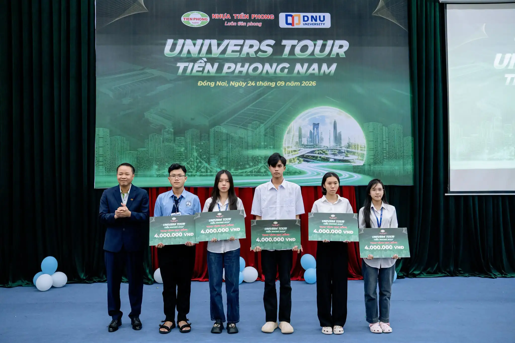 Tiền Phong Nam trao học bổng đến các sinh viên tiêu biểu của Trường Đại học Đồng Nai.