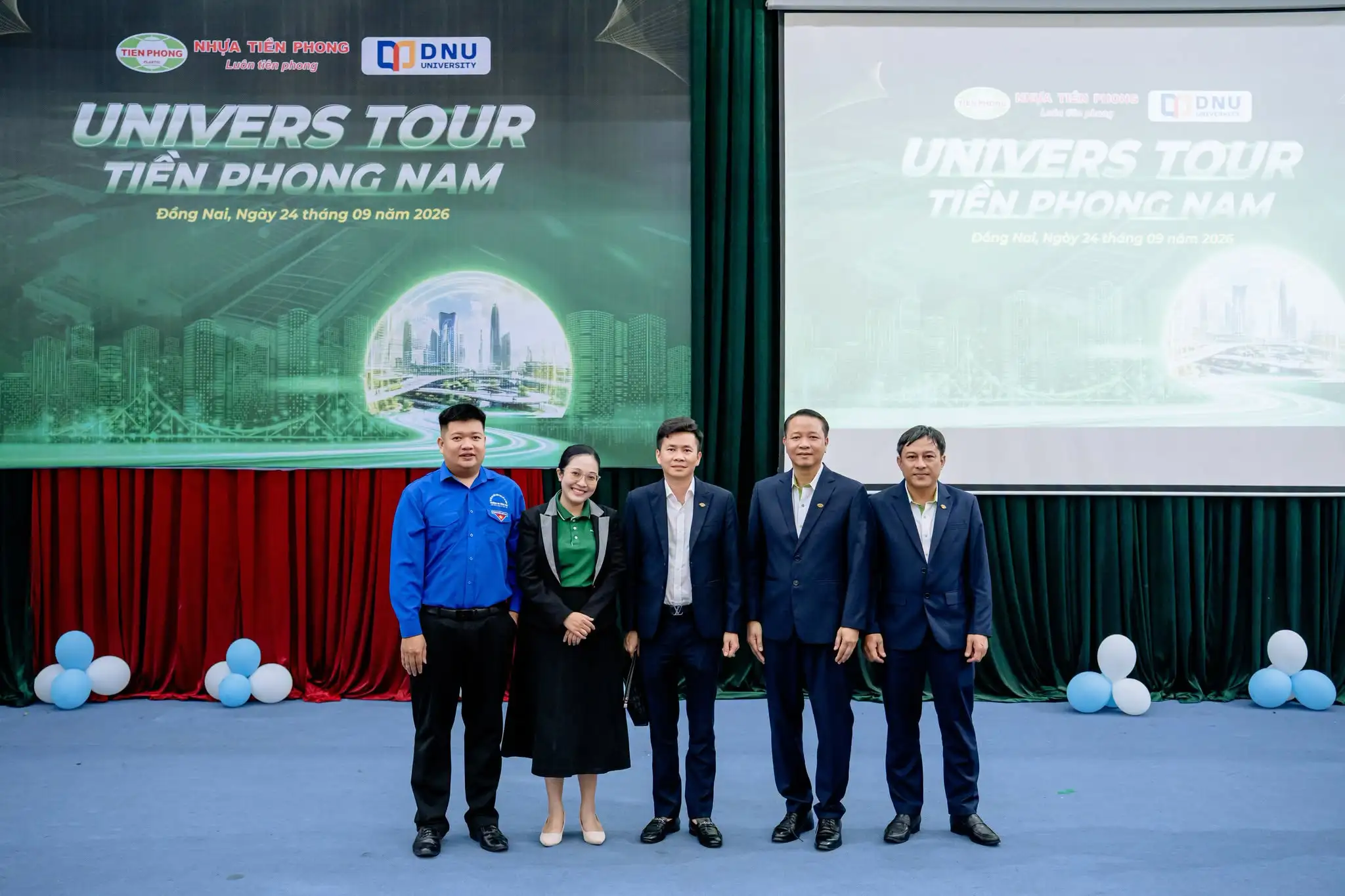 Đại diện Nhà trường và doanh nghiệp cùng trao đổi, kết nối góc nhìn chuyên môn với thực tiễn, tạo thêm cơ hội học hỏi cho sinh viên tại Univers Tour.