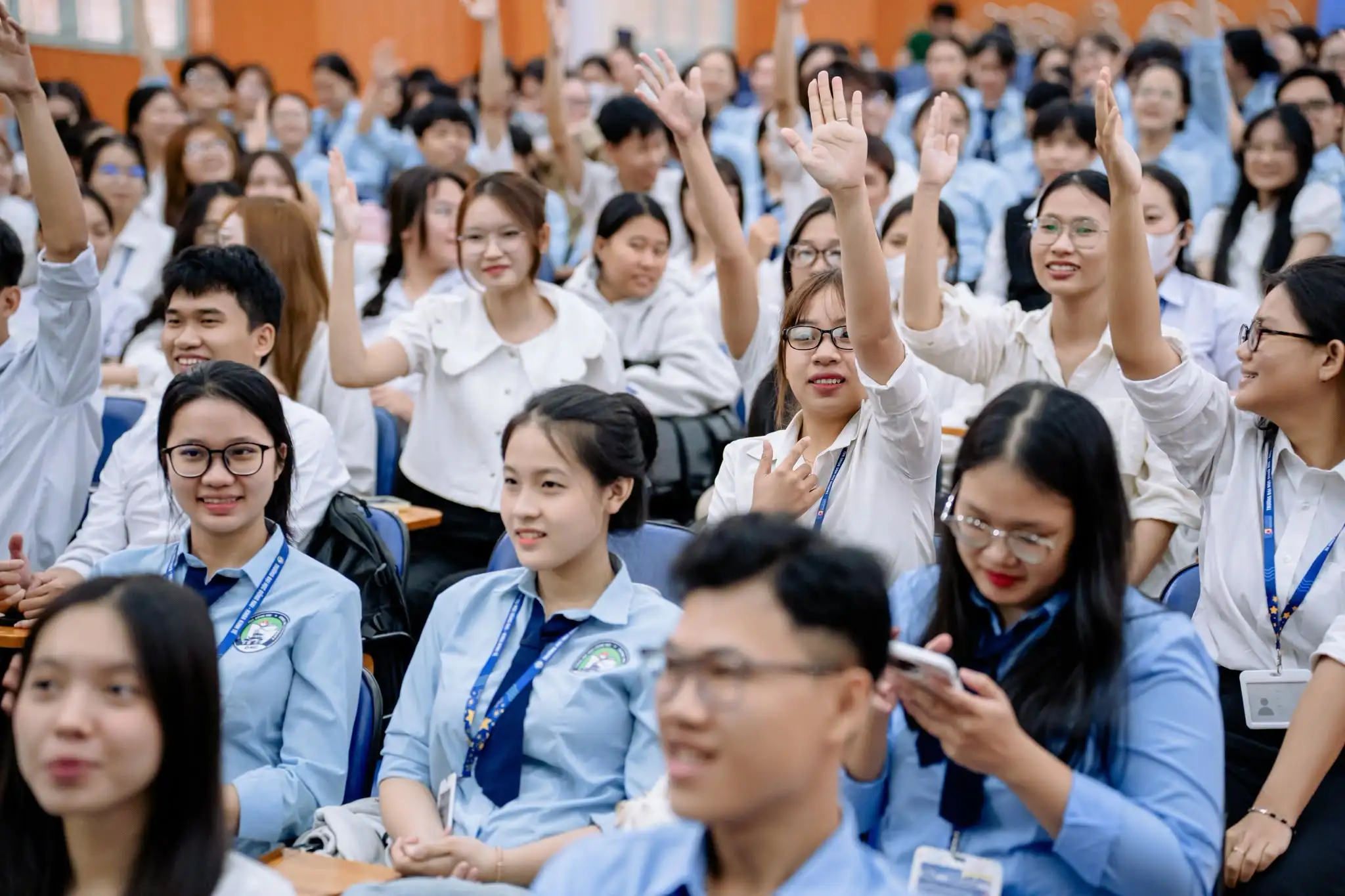 Không khí giao lưu trở nên sôi nổi khi các bạn trẻ tích cực giơ tay tham gia trả lời câu hỏi tại Univers Tour.