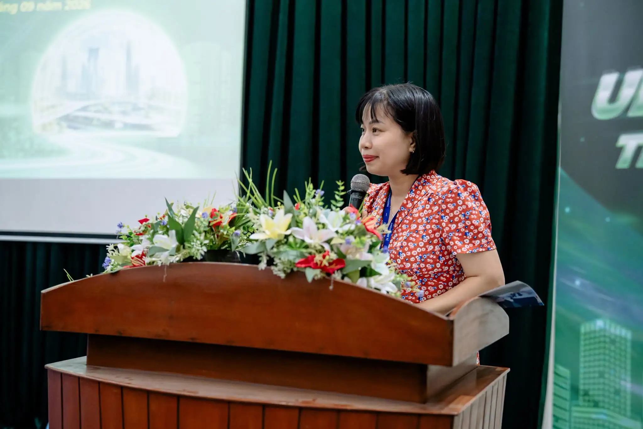 TS. Nguyễn Thị Ngọc Bích - Trưởng Khoa Kinh tế phát biểu khai mạc chương trình Univers Tour.