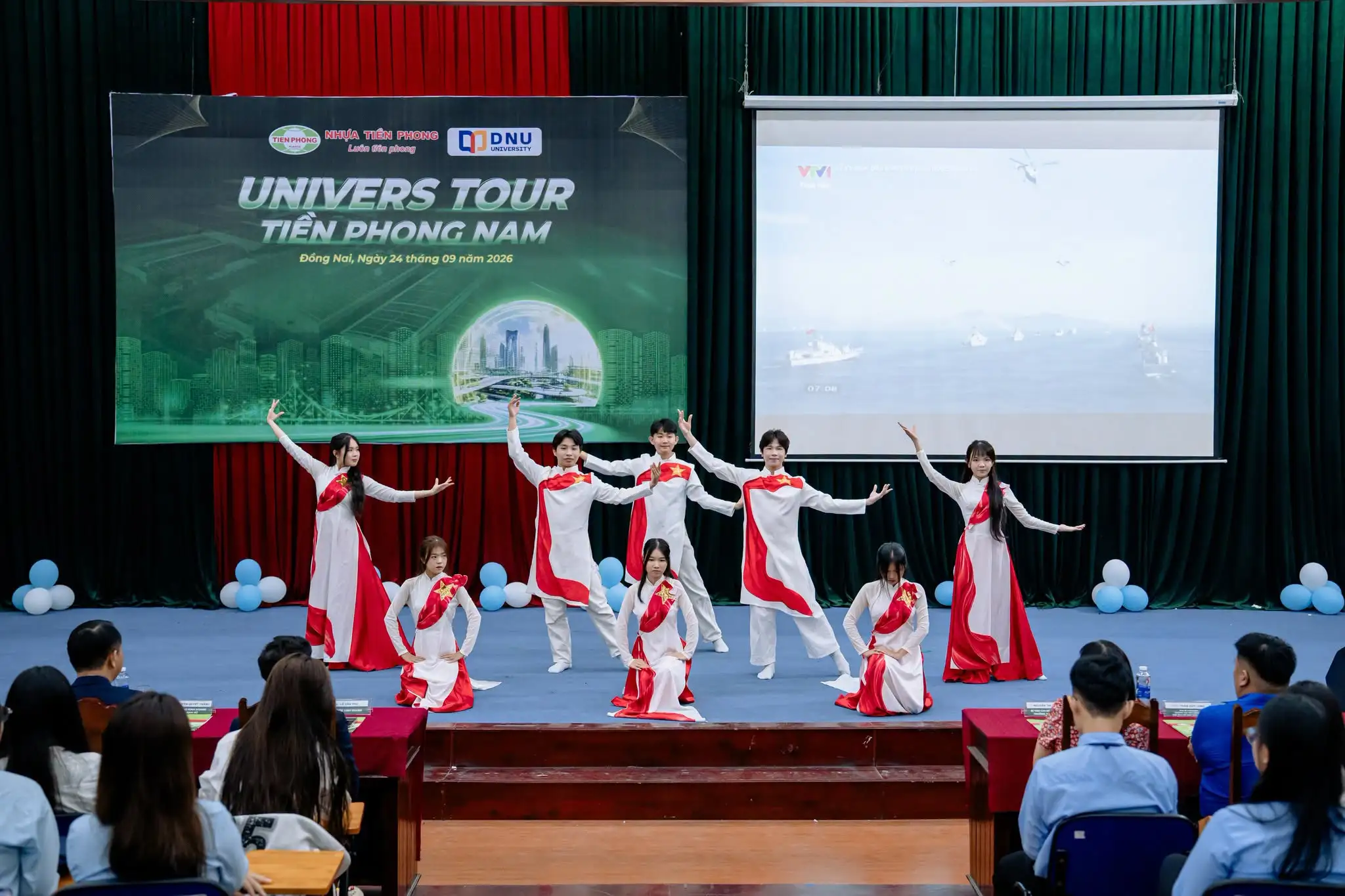 Tiết mục múa “Khát vọng người Việt” do sinh viên Đại học Đồng Nai biểu diễn, mở đầu Univers Tour trong không khí sôi nổi và đầy năng lượng.