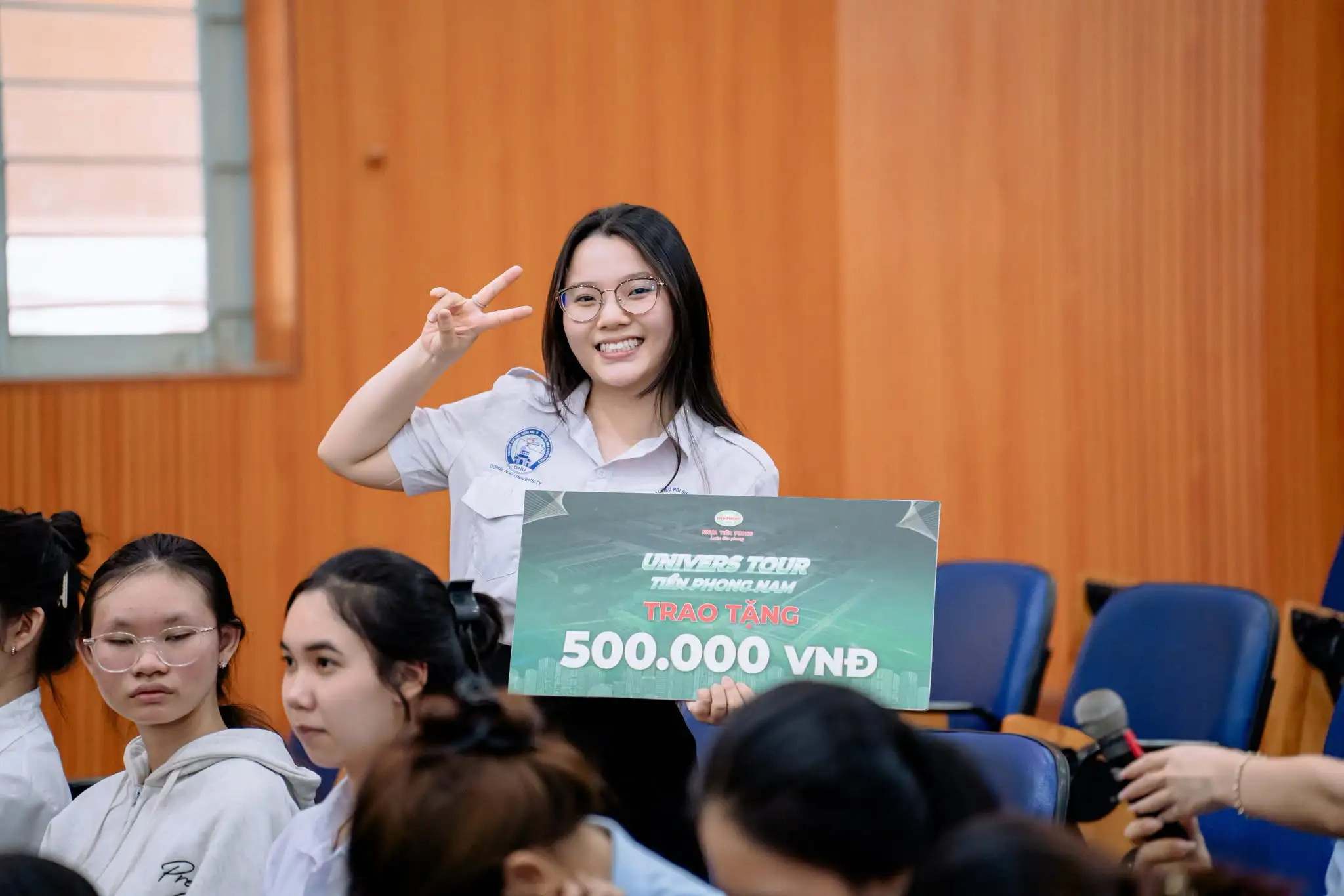 Sinh viên Đại học Đồng Nai nhận phần thưởng sau phần giao lưu và tương tác sôi nổi tại chương trình Univers Tour.